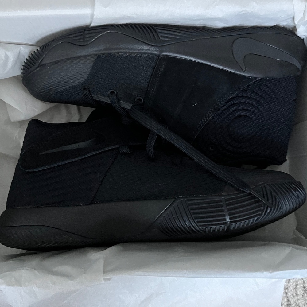 Kyrie 2 in Black
